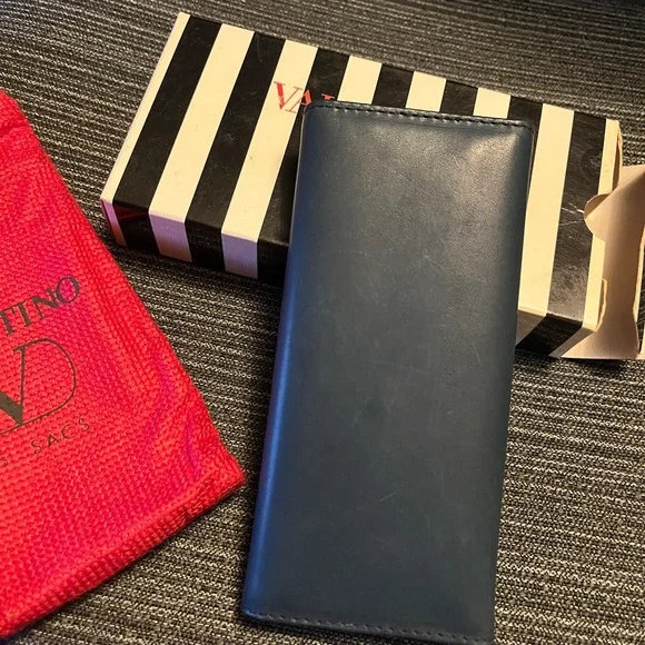 Valentino Dark Blue Leather Key Holder with Gold Accents. Brand new. - Picture 5 of 7